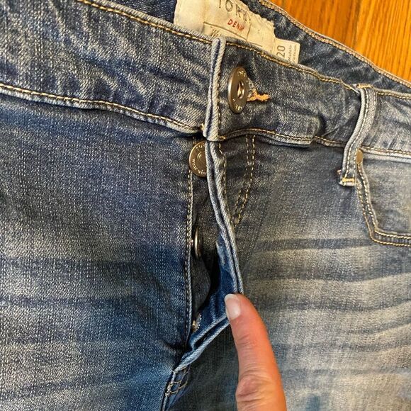 TORRID SKINNY SHORTS‎ - medium WASH WITH RIPPED DESTRUCTION AND FRAYED HEM - Picture 4 of 7